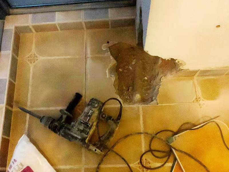 墻角局部修補翻新:用遮蔽紙沿著踢腳線進行遮蔽，做好成品保護，將已經(jīng)出現(xiàn)問題的漆層及膩子鏟掉，在水里面加入適量的膩子粉，并進行充分的攪拌，接著就可以開始上墻批膩子了。刮第一層干了之后再刮第二層，膩子不能刮太厚，否則容易開裂。