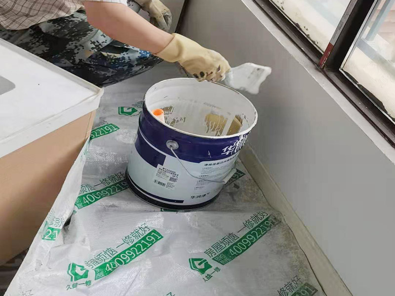 墻面粉刷翻新裝修：鏟除原有墻面已經(jīng)被水浸過的部分，或用尼龍刷或者粗砂紙將其鏟除，磨平。直到露出水泥砂漿墻面或膩子層。凸凹不平的表面需要找平就可以批刮膩子， 膩子打磨完畢后，會留下一些瑕疵。所以刷過一遍漆后才會很明顯，這時候就需要找補了。接著底漆的刷涂效果會直接影響面漆的效果。