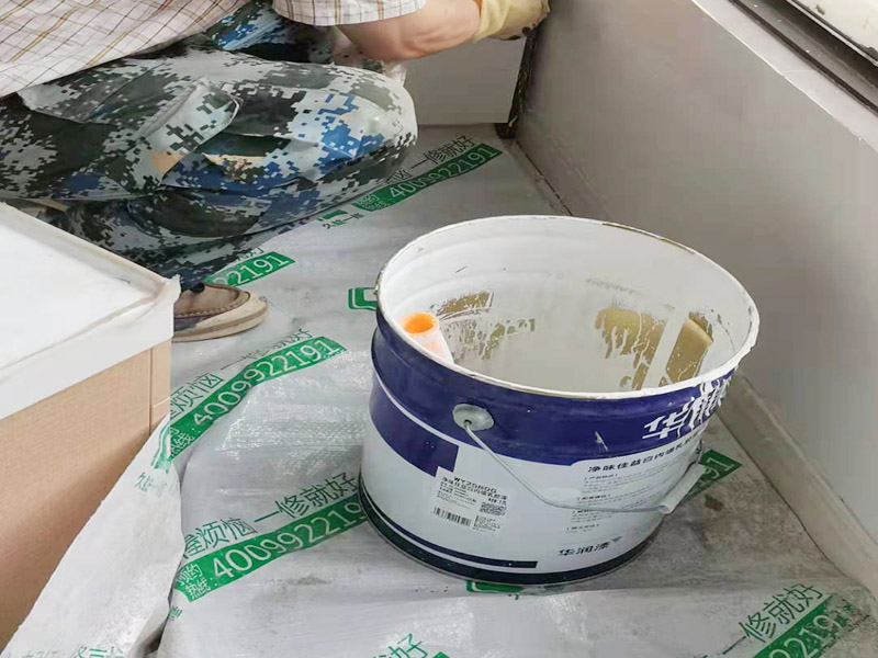 墻面粉刷翻新裝修：鏟除原有墻面已經(jīng)被水浸過的部分，或用尼龍刷或者粗砂紙將其鏟除，磨平。直到露出水泥砂漿墻面或膩子層。凸凹不平的表面需要找平就可以批刮膩子， 膩子打磨完畢后，會留下一些瑕疵。所以刷過一遍漆后才會很明顯，這時候就需要找補了。接著底漆的刷涂效果會直接影響面漆的效果。