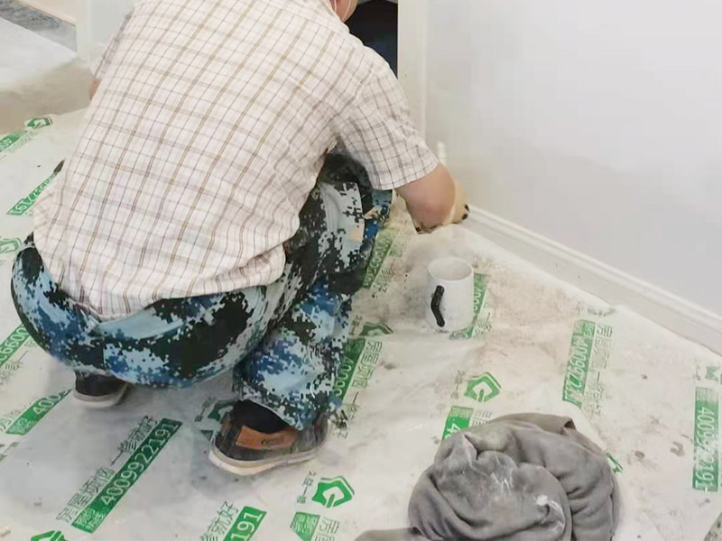 墻面粉刷翻新裝修：鏟除原有墻面已經(jīng)被水浸過的部分，或用尼龍刷或者粗砂紙將其鏟除，磨平。直到露出水泥砂漿墻面或膩子層。凸凹不平的表面需要找平就可以批刮膩子， 膩子打磨完畢后，會留下一些瑕疵。所以刷過一遍漆后才會很明顯，這時候就需要找補了。接著底漆的刷涂效果會直接影響面漆的效果。