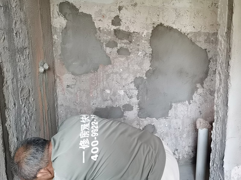 墻面電路修補找平施工：將已經(jīng)出現(xiàn)問題的漆層及膩子鏟掉，在水里面加入適量的膩子粉，并進行充分的攪拌，接著就可以開始上墻批膩子，等2-4個小時，第一遍膩子干透之后，再動工刷下一遍膩子。最好不要選陰雨天動工，膩子會比較難干透。