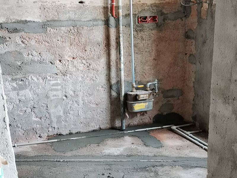 墻面電路修補找平施工：將已經(jīng)出現(xiàn)問題的漆層及膩子鏟掉，在水里面加入適量的膩子粉，并進行充分的攪拌，接著就可以開始上墻批膩子，等2-4個小時，第一遍膩子干透之后，再動工刷下一遍膩子。最好不要選陰雨天動工，膩子會比較難干透。