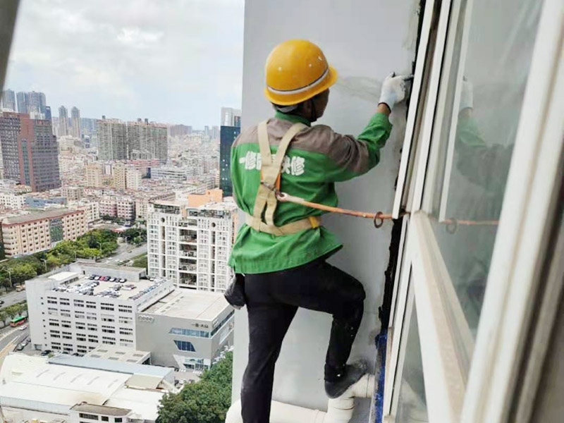 外墻窗框打膠維修：首先，在給斷橋鋁門窗打膠的時(shí)候，先要將斷橋鋁門窗邊上的膠帶給處理掉，不要粘在上面就進(jìn)行打膠防水了，而且窗戶打膠的話，必須在室外打膠，因?yàn)槿绻銖?qiáng)在室內(nèi)進(jìn)行打膠的話，顯然打出來(lái)的膠會(huì)不均勻，這樣就起不到防水的作用了。還有盡可能的使用滿膠，也就是膠槍使用滿膠來(lái)打，這樣我們?cè)诖虻倪^(guò)程中就不會(huì)出現(xiàn)斷膠的現(xiàn)象了。