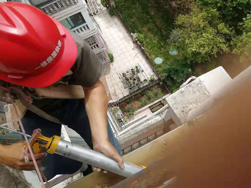 外墻高空打膠防水：首先把墻面用掃把清理干凈，表面無浮灰，如果有坑洞，不平，開裂的要先進(jìn)行修補(bǔ)，補(bǔ)平。混凝土墻和砌塊墻的接縫處，施工洞等區(qū)域掛網(wǎng)，主要避免不同材料之間的接縫處容易開裂。抹防水砂漿。