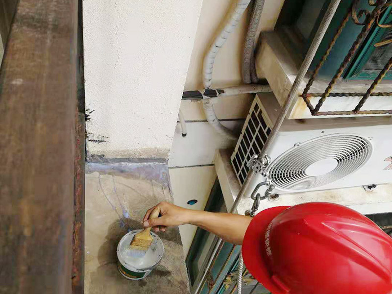 外墻高空打膠防水：首先把墻面用掃把清理干凈，表面無浮灰，如果有坑洞，不平，開裂的要先進(jìn)行修補(bǔ)，補(bǔ)平?；炷翂推鰤K墻的接縫處，施工洞等區(qū)域掛網(wǎng)，主要避免不同材料之間的接縫處容易開裂。抹防水砂漿。