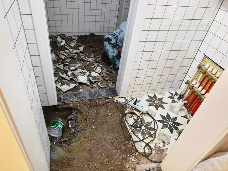 衛(wèi)生間地磚拆除找漏：首先為了拆除的進(jìn)度，將衛(wèi)生間里的衛(wèi)浴家具拆除搬出另外存放，然后開始鏟除原有的墻磚和地磚，衛(wèi)生間的防水通常是水電改完后進(jìn)行的，所以做防水前一定要封堵好下水管道，以免堵塞，小型的水管采用管用螺母封堵，大型的下水管道采用pvc纏繞膜進(jìn)行封堵。