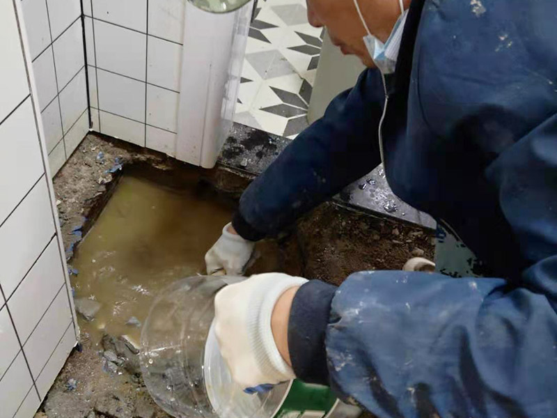 衛(wèi)生間地磚拆除找漏：首先為了拆除的進(jìn)度，將衛(wèi)生間里的衛(wèi)浴家具拆除搬出另外存放，然后開始鏟除原有的墻磚和地磚，衛(wèi)生間的防水通常是水電改完后進(jìn)行的，所以做防水前一定要封堵好下水管道，以免堵塞，小型的水管采用管用螺母封堵，大型的下水管道采用pvc纏繞膜進(jìn)行封堵。