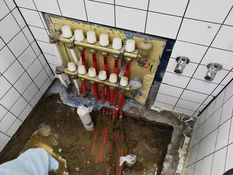 衛(wèi)生間地磚拆除找漏：首先為了拆除的進(jìn)度，將衛(wèi)生間里的衛(wèi)浴家具拆除搬出另外存放，然后開始鏟除原有的墻磚和地磚，衛(wèi)生間的防水通常是水電改完后進(jìn)行的，所以做防水前一定要封堵好下水管道，以免堵塞，小型的水管采用管用螺母封堵，大型的下水管道采用pvc纏繞膜進(jìn)行封堵。