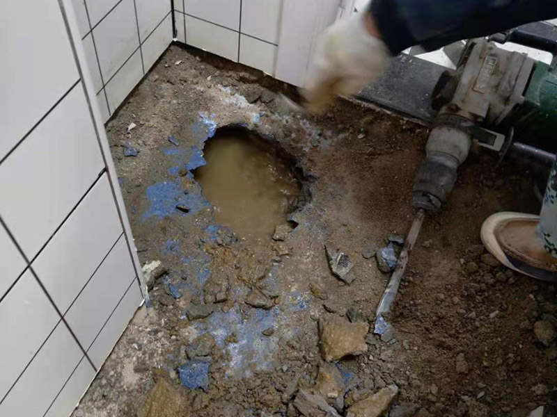 衛(wèi)生間地磚拆除找漏：首先為了拆除的進(jìn)度，將衛(wèi)生間里的衛(wèi)浴家具拆除搬出另外存放，然后開始鏟除原有的墻磚和地磚，衛(wèi)生間的防水通常是水電改完后進(jìn)行的，所以做防水前一定要封堵好下水管道，以免堵塞，小型的水管采用管用螺母封堵，大型的下水管道采用pvc纏繞膜進(jìn)行封堵。