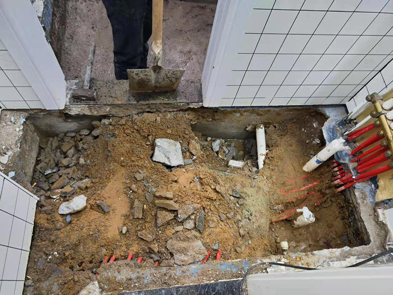 衛(wèi)生間拆除后防水翻新:衛(wèi)生間翻新如果漏水就要更換水電，尤其是那些隱蔽性極強(qiáng)，一般埋在地下或墻壁內(nèi)的。在進(jìn)行翻新的時候，最好一并更換，不管有沒有問題，這樣都能給日后的生活帶來保障。更換完水電之后，就可以進(jìn)行瓷磚的鋪貼了。