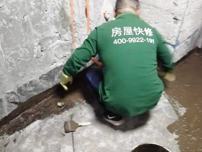 廁所地面刷防水：在進行防水處理之前，一定先找平地面，如果地面不平或效果不好，可能造成因防水涂料薄厚不均而導致的開裂滲漏。防水層做好后要留余一定的時間，讓防水層與建筑更好的融為一體，然后在防水層上做保護層在鋪地磚，如果地磚已鋪設完畢，可千萬不要砸地磚，用專業(yè)的補縫防水材料，把所有的縫隙堵住做好防水就好了。也同樣適用于衛(wèi)生間防水層失效后防水工程。