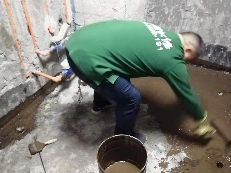 廁所地面刷防水：在進行防水處理之前，一定先找平地面，如果地面不平或效果不好，可能造成因防水涂料薄厚不均而導致的開裂滲漏。防水層做好后要留余一定的時間，讓防水層與建筑更好的融為一體，然后在防水層上做保護層在鋪地磚，如果地磚已鋪設完畢，可千萬不要砸地磚，用專業(yè)的補縫防水材料，把所有的縫隙堵住做好防水就好了。也同樣適用于衛(wèi)生間防水層失效后防水工程。