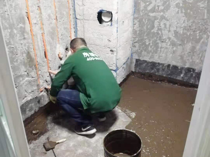 廁所地面刷防水：在進行防水處理之前，一定先找平地面，如果地面不平或效果不好，可能造成因防水涂料薄厚不均而導致的開裂滲漏。防水層做好后要留余一定的時間，讓防水層與建筑更好的融為一體，然后在防水層上做保護層在鋪地磚，如果地磚已鋪設完畢，可千萬不要砸地磚，用專業(yè)的補縫防水材料，把所有的縫隙堵住做好防水就好了。也同樣適用于衛(wèi)生間防水層失效后防水工程。