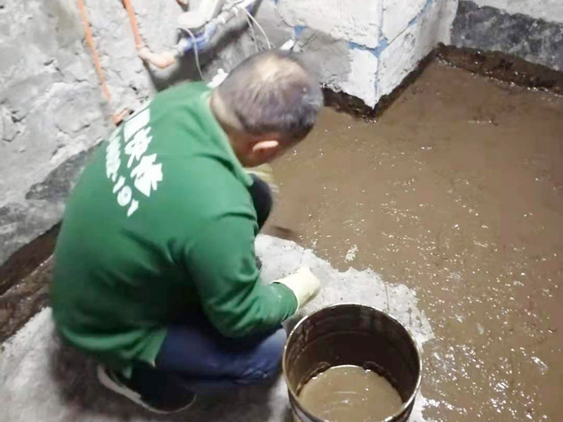 廁所地面刷防水：在進行防水處理之前，一定先找平地面，如果地面不平或效果不好，可能造成因防水涂料薄厚不均而導致的開裂滲漏。防水層做好后要留余一定的時間，讓防水層與建筑更好的融為一體，然后在防水層上做保護層在鋪地磚，如果地磚已鋪設完畢，可千萬不要砸地磚，用專業(yè)的補縫防水材料，把所有的縫隙堵住做好防水就好了。也同樣適用于衛(wèi)生間防水層失效后防水工程。