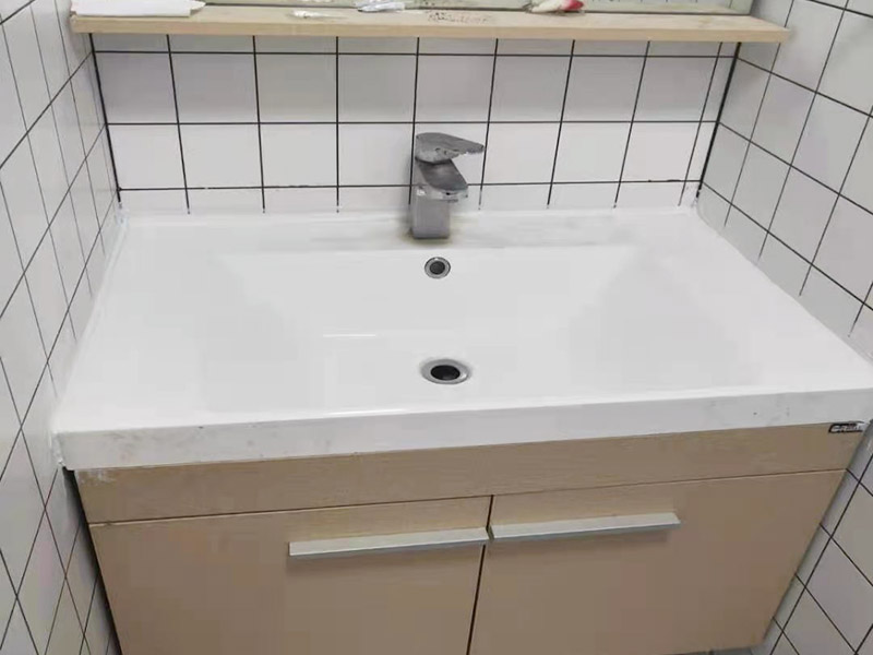 衛(wèi)生間衛(wèi)浴安裝：衛(wèi)浴潔具鑲貼墻磚&rarr;吊頂&rarr;鋪設(shè)地磚&rarr;安裝大便器、洗臉盆、浴盆&rarr;安裝連接給排水管&rarr;安裝燈具、插座、鏡子&rarr;安裝毛巾?xiàng)U等五金配件。 打孔時(shí)最容易出現(xiàn)打爆水管打斷電線的情況，此時(shí)就需要找專業(yè)的打孔師傅最好，安全放心。