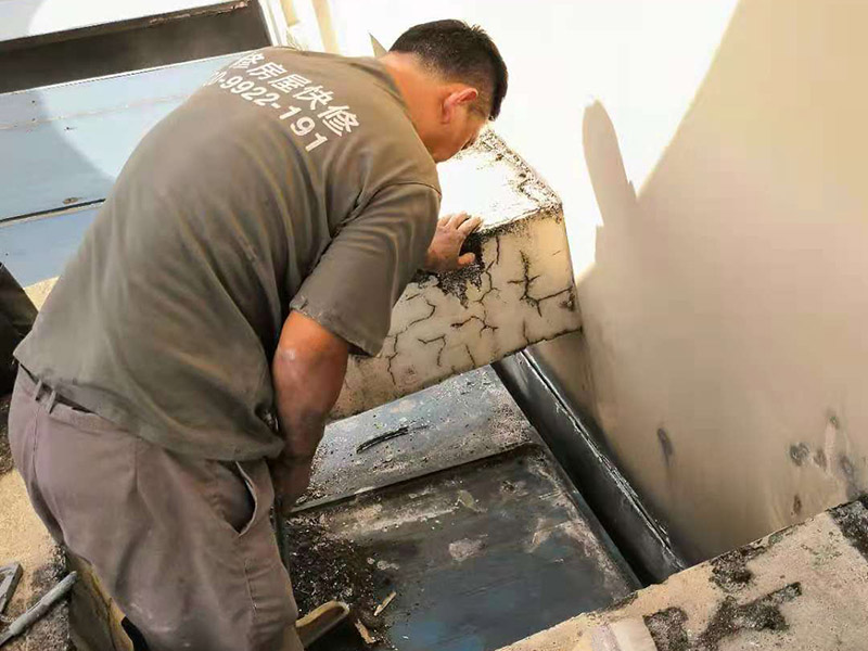 屋頂清理打膠防水：先做好節(jié)點(diǎn)、附加層和屋面排水比較集中部位的處理，然后由屋面最低標(biāo)高處向上施工。鋪貼天溝、檐口卷材時(shí)，宜順天溝、檐口方向以減少搭接。按先高后低、先遠(yuǎn)后近的原則，先施工鋼屋架坡屋面，后施工平屋面。