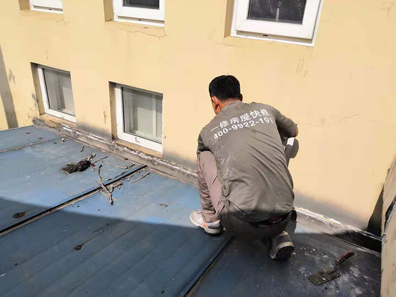 屋頂清理打膠防水：先做好節(jié)點(diǎn)、附加層和屋面排水比較集中部位的處理，然后由屋面最低標(biāo)高處向上施工。鋪貼天溝、檐口卷材時(shí)，宜順天溝、檐口方向以減少搭接。按先高后低、先遠(yuǎn)后近的原則，先施工鋼屋架坡屋面，后施工平屋面。