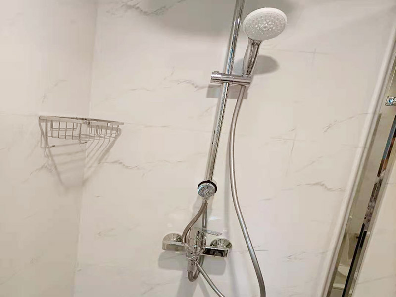 淋浴花灑五金安裝：首先要確定花灑混水閥距離地面的高度，一般控制在90~100cm左右的高度區(qū)間內(nèi)。在鋪設(shè)管道的時候花灑龍頭預(yù)留位置首先考慮清楚，一般高出毛坯墻15mm，這樣在貼完瓷磚的時候正好可以埋下絲頭，保證墻面美觀。對于淋浴花灑內(nèi)絲彎頭預(yù)留的間距一般標(biāo)準(zhǔn)都是在10~15cm左右。