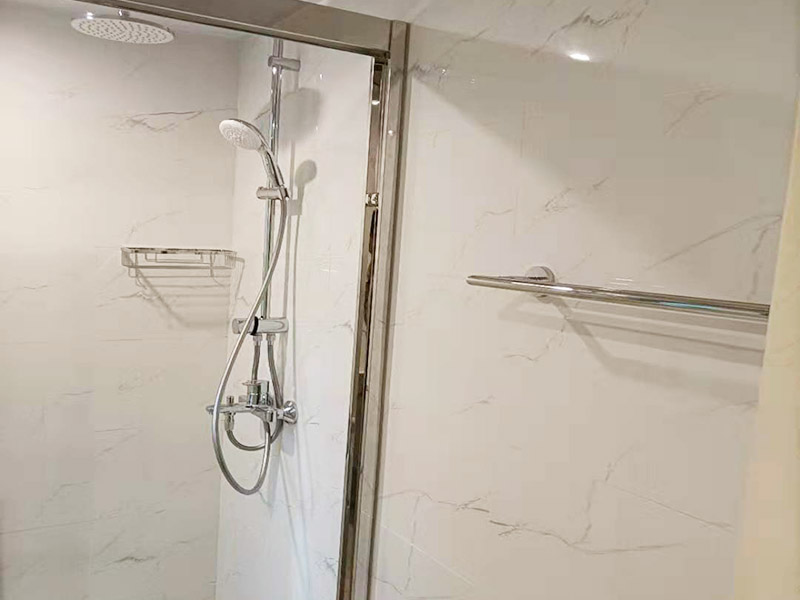 淋浴花灑五金安裝：首先要確定花灑混水閥距離地面的高度，一般控制在90~100cm左右的高度區(qū)間內(nèi)。在鋪設(shè)管道的時候花灑龍頭預(yù)留位置首先考慮清楚，一般高出毛坯墻15mm，這樣在貼完瓷磚的時候正好可以埋下絲頭，保證墻面美觀。對于淋浴花灑內(nèi)絲彎頭預(yù)留的間距一般標(biāo)準(zhǔn)都是在10~15cm左右。