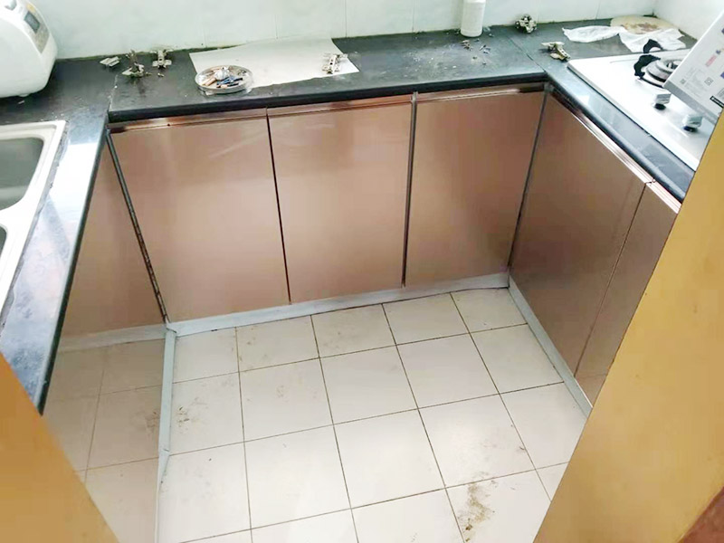 廚房櫥柜門更換：老房子櫥柜門漆脫落，從環(huán)保角度來看，建議用貼紙即可，或用墻紙也可，即使將來看膩了，換起來方便；先把櫥柜和衣柜表面清理干凈和平整，可以先把需要的長度裁剪好，找一個桶把墻紙膠和混合物按說明書上調(diào)好后。用滾筒把調(diào)好后的墻紙膠滾到櫥柜和衣柜表面(記住貼哪里就滾哪里)。把墻紙貼在上面，用刮板把墻紙刮平整，用毛巾在擦干凈，把多余的裁掉。