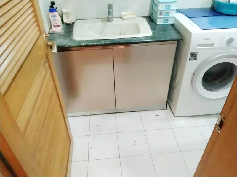 廚房櫥柜門更換：老房子櫥柜門漆脫落，從環(huán)保角度來看，建議用貼紙即可，或用墻紙也可，即使將來看膩了，換起來方便；先把櫥柜和衣柜表面清理干凈和平整，可以先把需要的長度裁剪好，找一個桶把墻紙膠和混合物按說明書上調(diào)好后。用滾筒把調(diào)好后的墻紙膠滾到櫥柜和衣柜表面(記住貼哪里就滾哪里)。把墻紙貼在上面，用刮板把墻紙刮平整，用毛巾在擦干凈，把多余的裁掉。