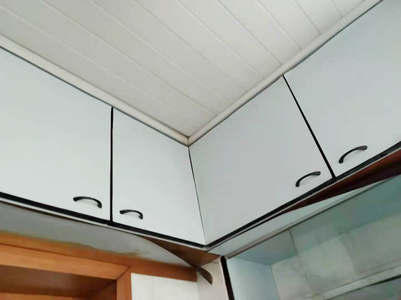 廚房櫥柜門更換：老房子櫥柜門漆脫落，從環(huán)保角度來看，建議用貼紙即可，或用墻紙也可，即使將來看膩了，換起來方便；先把櫥柜和衣柜表面清理干凈和平整，可以先把需要的長度裁剪好，找一個桶把墻紙膠和混合物按說明書上調(diào)好后。用滾筒把調(diào)好后的墻紙膠滾到櫥柜和衣柜表面(記住貼哪里就滾哪里)。把墻紙貼在上面，用刮板把墻紙刮平整，用毛巾在擦干凈，把多余的裁掉。