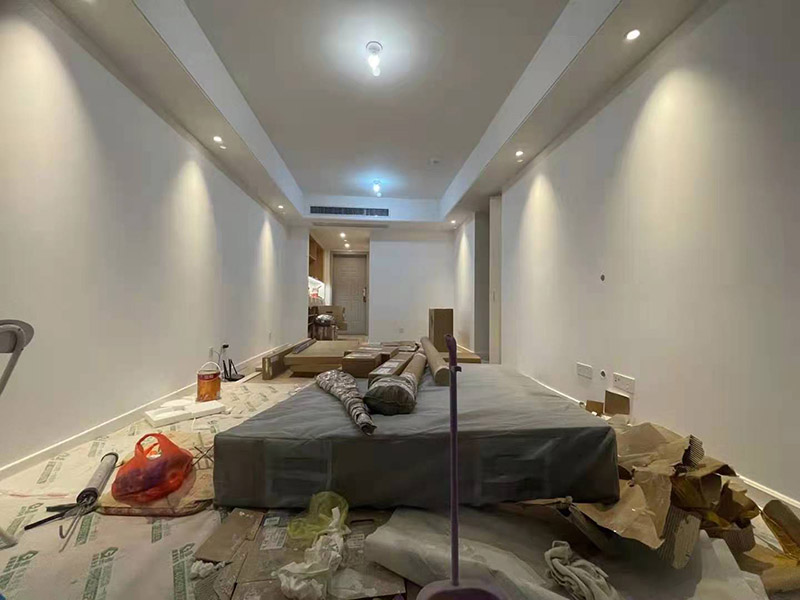 舊房客廳翻新：首先如果只是翻新墻面，地面就需要做好成品保護(hù)，這樣免得造成地面二次污染，老墻面的翻新處理的時(shí)候要注意將老墻面的原有裝修和裝飾都一并的清除。水泥層損壞，將損壞的墻面部分全部鏟除，之后再使用水泥進(jìn)行涂抹。墻面的底漆作用非常重要，具有防潮、保護(hù)墻面、提高墻面粉刷效果的作用。最后再刷乳膠漆，在進(jìn)行涂刷的時(shí)候也要從上到下順著一個(gè)方向進(jìn)行涂刷。