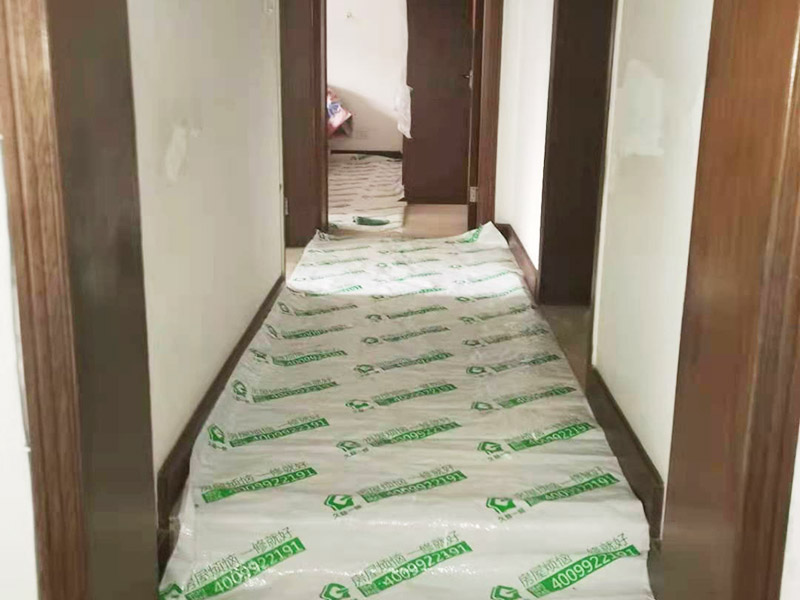 舊房客廳翻新：首先如果只是翻新墻面，地面就需要做好成品保護(hù)，這樣免得造成地面二次污染，老墻面的翻新處理的時(shí)候要注意將老墻面的原有裝修和裝飾都一并的清除。水泥層損壞，將損壞的墻面部分全部鏟除，之后再使用水泥進(jìn)行涂抹。墻面的底漆作用非常重要，具有防潮、保護(hù)墻面、提高墻面粉刷效果的作用。最后再刷乳膠漆，在進(jìn)行涂刷的時(shí)候也要從上到下順著一個(gè)方向進(jìn)行涂刷。