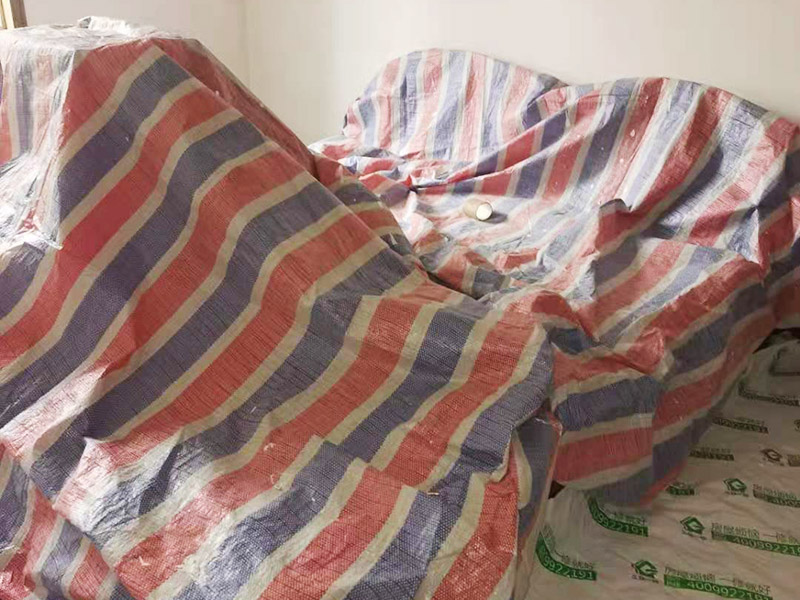 舊房客廳翻新：首先如果只是翻新墻面，地面就需要做好成品保護(hù)，這樣免得造成地面二次污染，老墻面的翻新處理的時(shí)候要注意將老墻面的原有裝修和裝飾都一并的清除。水泥層損壞，將損壞的墻面部分全部鏟除，之后再使用水泥進(jìn)行涂抹。墻面的底漆作用非常重要，具有防潮、保護(hù)墻面、提高墻面粉刷效果的作用。最后再刷乳膠漆，在進(jìn)行涂刷的時(shí)候也要從上到下順著一個(gè)方向進(jìn)行涂刷。