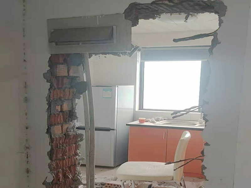 局部拆除,開門洞:首先對門洞的大小進行測量和劃線，然后借助墻體切割機或沖擊鉆，沿著線條的位置進行切割，切割出輪廓之后再用鐵錘把墻體敲碎，之后用沖擊鉆來修整門邊，最后把產生的垃圾清走，用水泥給門洞找平。