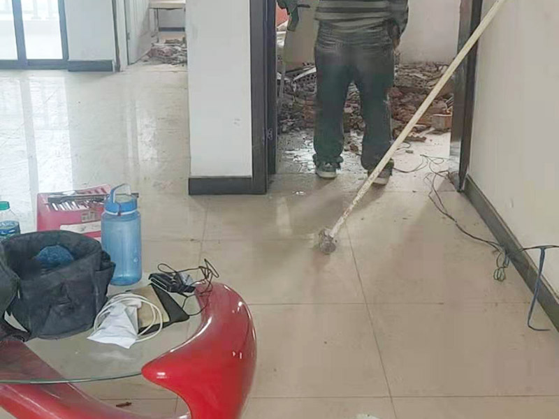 局部拆除,開門洞:首先對門洞的大小進行測量和劃線，然后借助墻體切割機或沖擊鉆，沿著線條的位置進行切割，切割出輪廓之后再用鐵錘把墻體敲碎，之后用沖擊鉆來修整門邊，最后把產生的垃圾清走，用水泥給門洞找平。