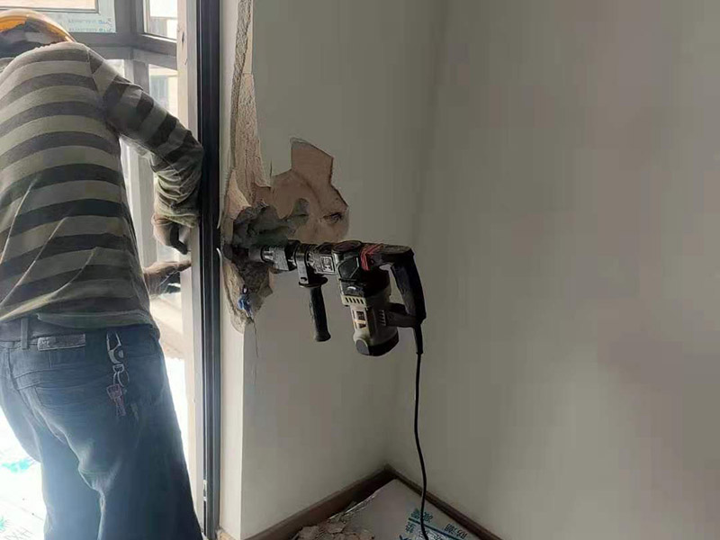 局部拆除,開門洞:首先對門洞的大小進行測量和劃線，然后借助墻體切割機或沖擊鉆，沿著線條的位置進行切割，切割出輪廓之后再用鐵錘把墻體敲碎，之后用沖擊鉆來修整門邊，最后把產生的垃圾清走，用水泥給門洞找平。