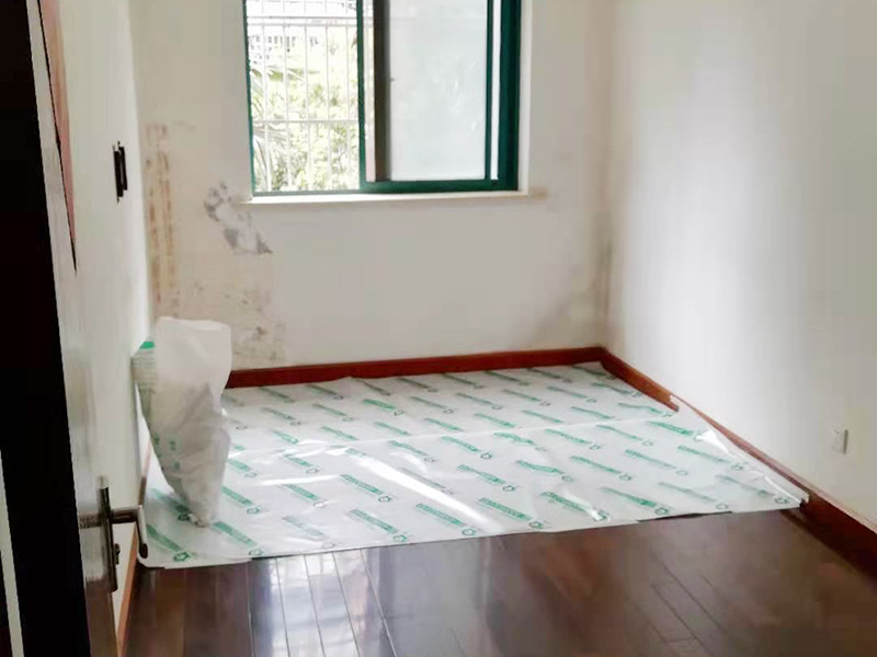 局部改造施工：首先將房屋內(nèi)家具搬走或者搬至不翻新的地方暫時保存，然后做好成品保護，然后更換舊的水路管線，按新設(shè)計的管線打洞、布管安裝，更換舊的電路，按新的設(shè)計要求開槽布線等。施工區(qū)域不同，就有不同的施工流程。