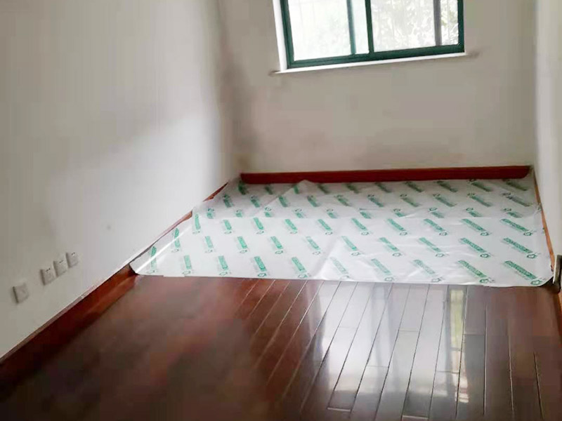 局部改造施工：首先將房屋內(nèi)家具搬走或者搬至不翻新的地方暫時保存，然后做好成品保護，然后更換舊的水路管線，按新設(shè)計的管線打洞、布管安裝，更換舊的電路，按新的設(shè)計要求開槽布線等。施工區(qū)域不同，就有不同的施工流程。