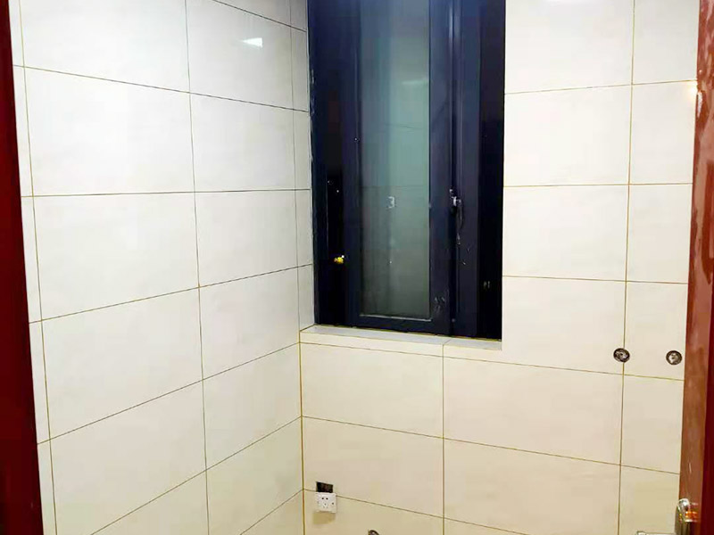 局部改造施工：首先將房屋內(nèi)家具搬走或者搬至不翻新的地方暫時保存，然后做好成品保護，然后更換舊的水路管線，按新設(shè)計的管線打洞、布管安裝，更換舊的電路，按新的設(shè)計要求開槽布線等。施工區(qū)域不同，就有不同的施工流程。