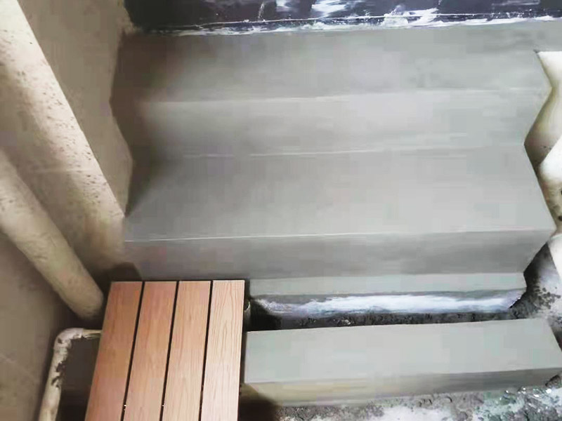 戶外磚砌水泥樓梯：先根據(jù)事先確定的弧度，在墻面上沿著弧度抹上水泥砂漿，沿著水泥砂漿，從里向外砌筑。水泥澆筑時間最好能達(dá)到3個月或者3個月以上，雖然水泥能在十幾天左右就能凝固，但是，水泥濕氣沒有全部揮發(fā)，再加上實木怕濕氣，所以，如果過早的全部封死，很容易返潮把踏板泡腐爛。