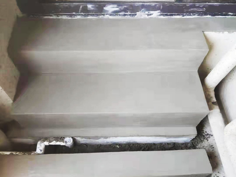 戶外磚砌水泥樓梯：先根據(jù)事先確定的弧度，在墻面上沿著弧度抹上水泥砂漿，沿著水泥砂漿，從里向外砌筑。水泥澆筑時間最好能達(dá)到3個月或者3個月以上，雖然水泥能在十幾天左右就能凝固，但是，水泥濕氣沒有全部揮發(fā)，再加上實木怕濕氣，所以，如果過早的全部封死，很容易返潮把踏板泡腐爛。