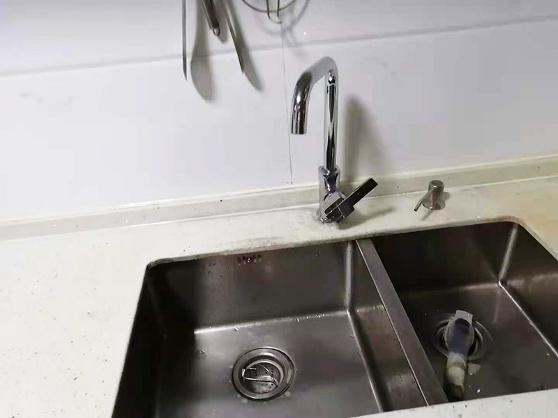 水槽臺盆打膠維修：把水池放好后，需在盆的四周畫上記號，并且把水池取下，接著再打玻璃膠即可。等玻璃較打好后，需要把盆放下去壓一下，并把多余的膠用刮板刮掉即可。當(dāng)然，玻璃膠也可以替換成密封條，同樣具備防水作用。