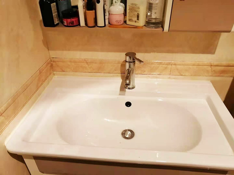 水槽臺盆打膠維修：把水池放好后，需在盆的四周畫上記號，并且把水池取下，接著再打玻璃膠即可。等玻璃較打好后，需要把盆放下去壓一下，并把多余的膠用刮板刮掉即可。當(dāng)然，玻璃膠也可以替換成密封條，同樣具備防水作用。