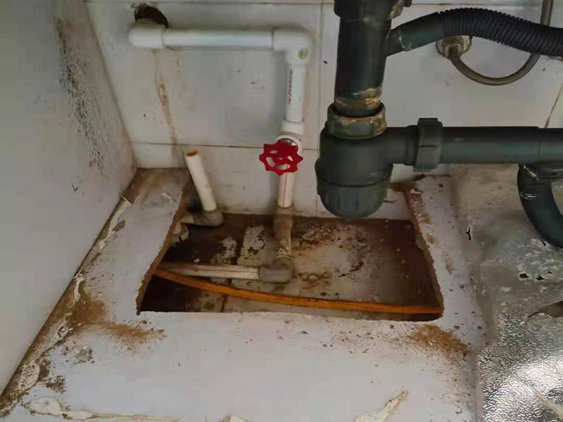 主排水管道維修更換：漏水的地方太大，建議換新水管，更換前要將整棟樓的水停下來(lái)，否則就會(huì)影響到后期的施工。更換的時(shí)候要將漏水的地方截掉，然后套上尺寸相同的新管，并用PVC膠水把連接處粘好。假如滲透的不嚴(yán)重，那么直接用PVC膠水粘結(jié)好，再拿防水布裹緊即可。