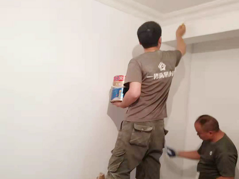 客廳墻面刷漆修補(bǔ)：首先檢查墻面問(wèn)題點(diǎn)在哪里，找到問(wèn)題逐步解決，如果發(fā)現(xiàn)墻體不夠堅(jiān)實(shí)，墻面存在大裂縫等問(wèn)題，應(yīng)該先對(duì)墻面進(jìn)行處理。此時(shí)需要注意處理墻面的時(shí)候，膩?zhàn)樱z水，涂料在施工的會(huì)后難免會(huì)對(duì)周?chē)呀?jīng)裝修好的成品造成影響，在施工前要做好成品的保護(hù)。清理好打磨后的膩?zhàn)颖砻娴母m被，就可以刷底漆了，底漆可以提高面漆的附著力、增加面漆的豐滿(mǎn)度、提供抗堿性、提供防腐功能等，使用底漆后面漆更易涂刷，減少了面漆的使用量。