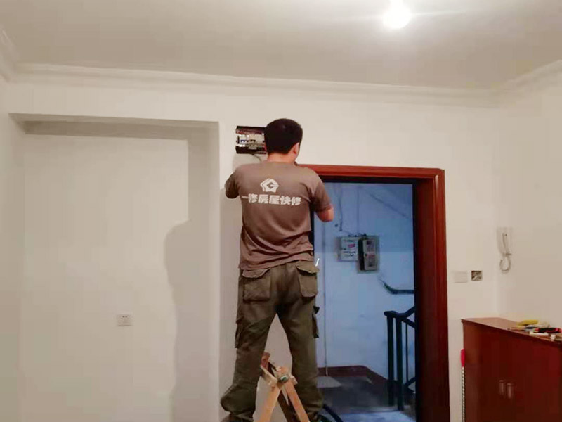 客廳墻面刷漆修補(bǔ)：首先檢查墻面問(wèn)題點(diǎn)在哪里，找到問(wèn)題逐步解決，如果發(fā)現(xiàn)墻體不夠堅(jiān)實(shí)，墻面存在大裂縫等問(wèn)題，應(yīng)該先對(duì)墻面進(jìn)行處理。此時(shí)需要注意處理墻面的時(shí)候，膩?zhàn)樱z水，涂料在施工的會(huì)后難免會(huì)對(duì)周?chē)呀?jīng)裝修好的成品造成影響，在施工前要做好成品的保護(hù)。清理好打磨后的膩?zhàn)颖砻娴母m被，就可以刷底漆了，底漆可以提高面漆的附著力、增加面漆的豐滿(mǎn)度、提供抗堿性、提供防腐功能等，使用底漆后面漆更易涂刷，減少了面漆的使用量。