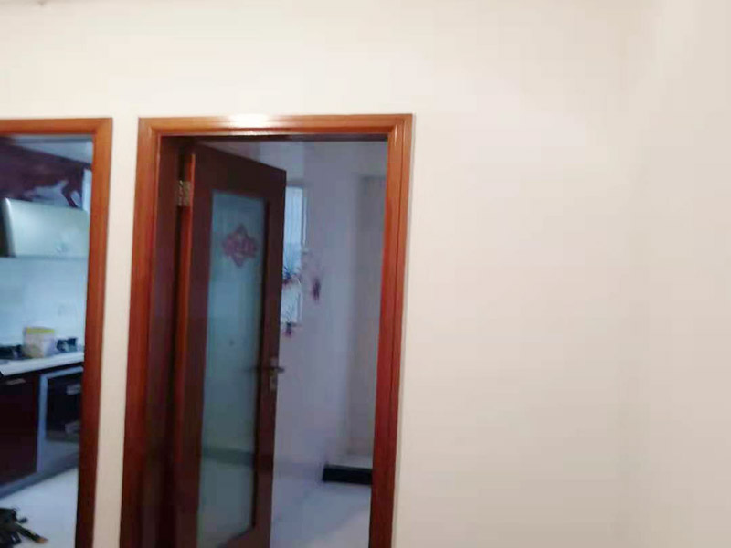 客廳墻面刷漆修補(bǔ)：首先檢查墻面問(wèn)題點(diǎn)在哪里，找到問(wèn)題逐步解決，如果發(fā)現(xiàn)墻體不夠堅(jiān)實(shí)，墻面存在大裂縫等問(wèn)題，應(yīng)該先對(duì)墻面進(jìn)行處理。此時(shí)需要注意處理墻面的時(shí)候，膩?zhàn)?，膠水，涂料在施工的會(huì)后難免會(huì)對(duì)周?chē)呀?jīng)裝修好的成品造成影響，在施工前要做好成品的保護(hù)。清理好打磨后的膩?zhàn)颖砻娴母m被，就可以刷底漆了，底漆可以提高面漆的附著力、增加面漆的豐滿(mǎn)度、提供抗堿性、提供防腐功能等，使用底漆后面漆更易涂刷，減少了面漆的使用量。