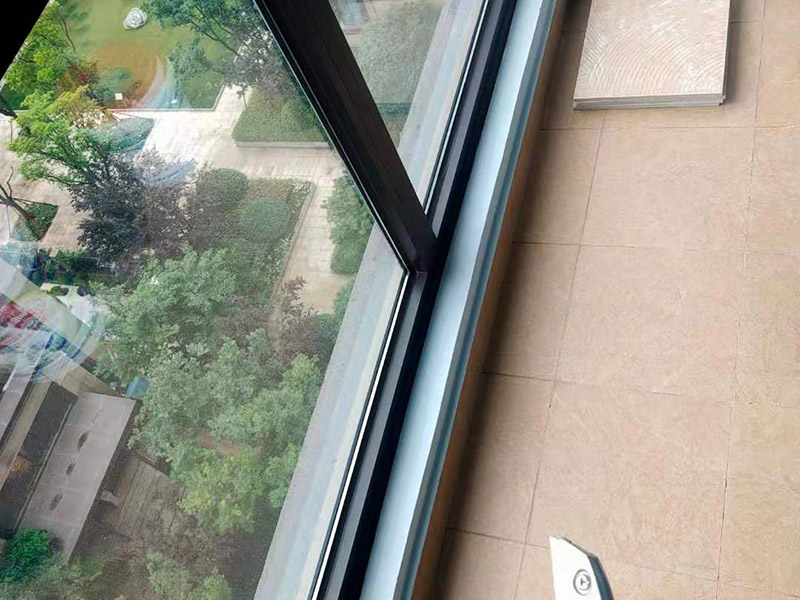 陽臺窗框找平刷白：陽臺漏水如果是窗戶與墻體之間的接縫過大，可以將原有的老化或破損的密封材料剔除，然后將基層處理干凈平整順直。對于窗戶與墻體較大的縫隙處用發(fā)泡膠填滿，內(nèi)、外側(cè)及窗框、窗扇壓條必須打滿膠密封起來。