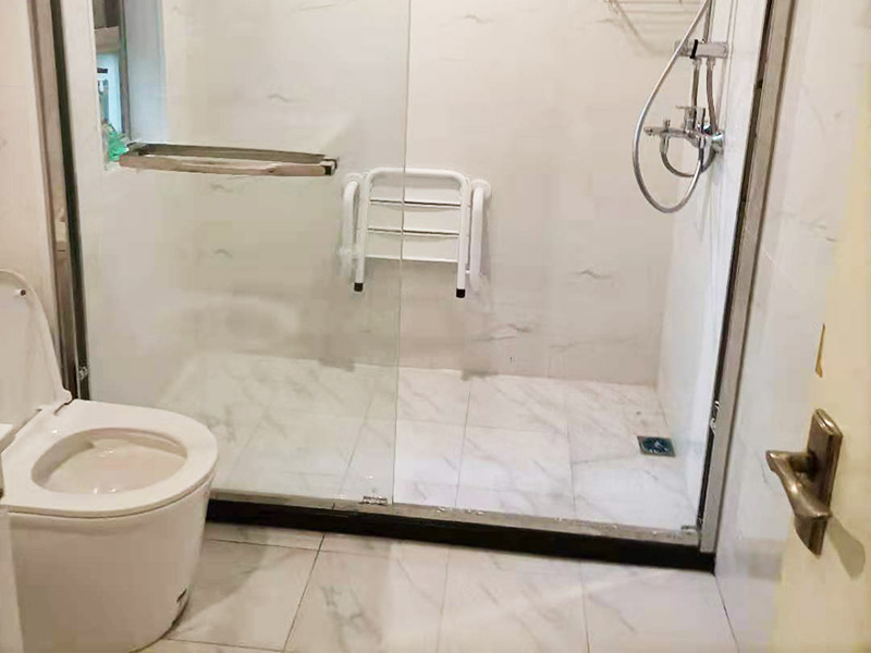 浴室防水裝修：首先就要把衛(wèi)生間的地平面整平。地面不平，在涂刷防水涂料的時(shí)候就可能會(huì)涂不均勻，又或是地面因?yàn)椴黄蕉菀琢验_，一般都是自地平面向上在墻面上涂刷30cm；淋浴房區(qū)就需要把防水涂料涂刷到180cm，這樣噴頭的水就不容易滲入墻內(nèi)，防水層涂刷好后，需要晾一段時(shí)間。為了讓防水層與墻面更好地融合在一起，以防止在之后的施工中對(duì)防水層造成破壞。