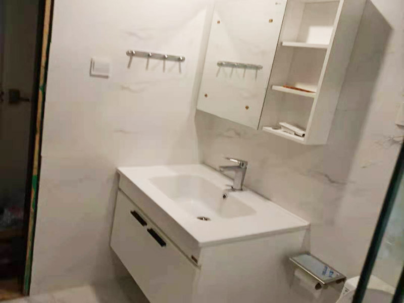 浴室防水裝修：首先就要把衛(wèi)生間的地平面整平。地面不平，在涂刷防水涂料的時(shí)候就可能會(huì)涂不均勻，又或是地面因?yàn)椴黄蕉菀琢验_，一般都是自地平面向上在墻面上涂刷30cm；淋浴房區(qū)就需要把防水涂料涂刷到180cm，這樣噴頭的水就不容易滲入墻內(nèi)，防水層涂刷好后，需要晾一段時(shí)間。為了讓防水層與墻面更好地融合在一起，以防止在之后的施工中對(duì)防水層造成破壞。