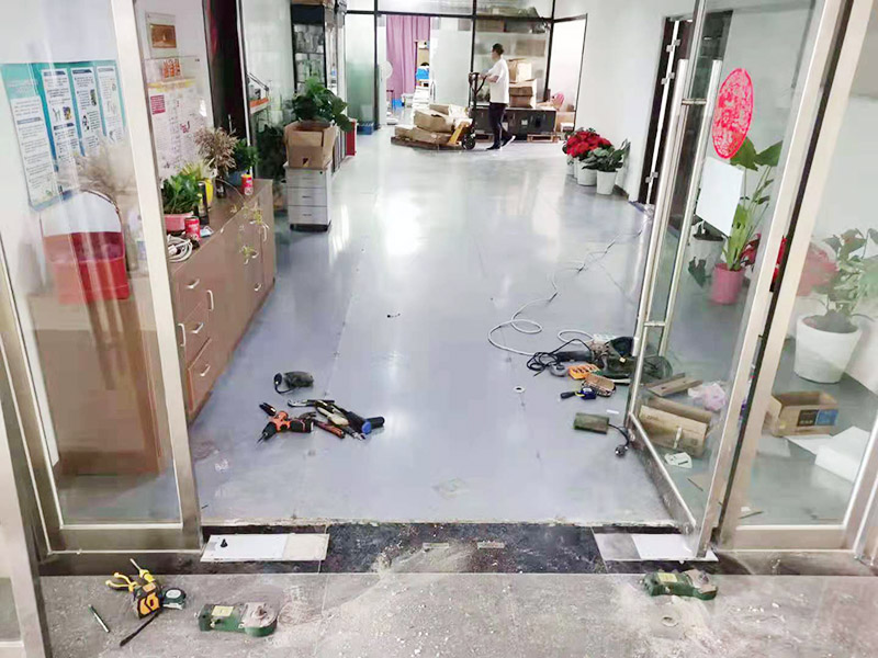 玻璃門地彈簧更換：地彈簧是一種閉門器，而這種閉門器在玻璃門中使用較多。玻璃門地彈簧也是一種液壓式閉門器，其壓緊彈簧的裝置為蝸輪，主要是因?yàn)槲佪喛梢哉聪蛐D(zhuǎn)，根據(jù)玻璃門地彈簧的特點(diǎn)，基本配置是天軸和地軸，除了玻璃門，可以適用于幾乎所有木制、鋼制、鋁合金門和使用玻璃門夾的無邊框玻璃門。