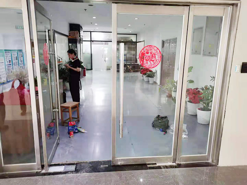 玻璃門地彈簧更換：地彈簧是一種閉門器，而這種閉門器在玻璃門中使用較多。玻璃門地彈簧也是一種液壓式閉門器，其壓緊彈簧的裝置為蝸輪，主要是因?yàn)槲佪喛梢哉聪蛐D(zhuǎn)，根據(jù)玻璃門地彈簧的特點(diǎn)，基本配置是天軸和地軸，除了玻璃門，可以適用于幾乎所有木制、鋼制、鋁合金門和使用玻璃門夾的無邊框玻璃門。