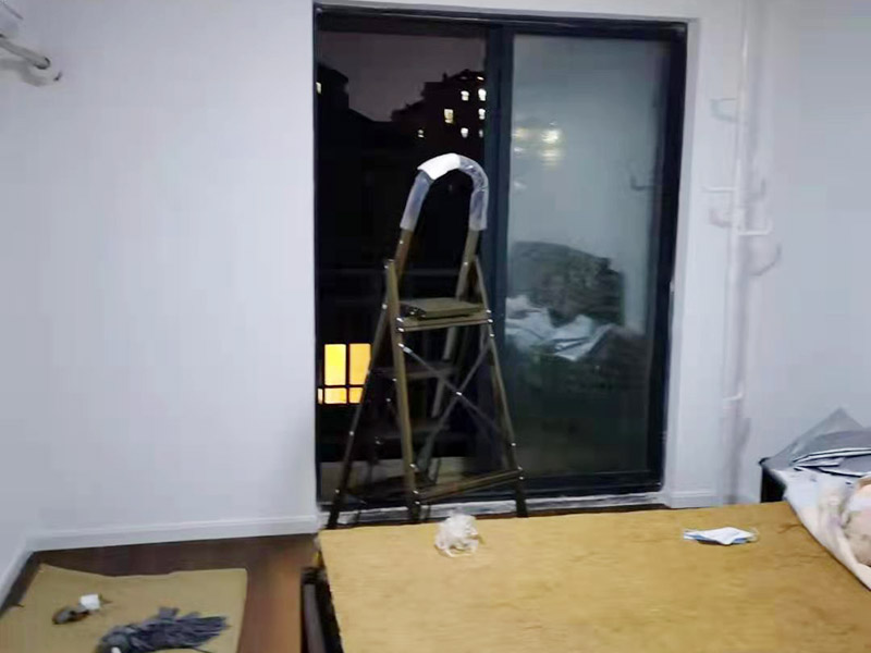 玻璃門地彈簧更換：地彈簧是一種閉門器，而這種閉門器在玻璃門中使用較多。玻璃門地彈簧也是一種液壓式閉門器，其壓緊彈簧的裝置為蝸輪，主要是因?yàn)槲佪喛梢哉聪蛐D(zhuǎn)，根據(jù)玻璃門地彈簧的特點(diǎn)，基本配置是天軸和地軸，除了玻璃門，可以適用于幾乎所有木制、鋼制、鋁合金門和使用玻璃門夾的無邊框玻璃門。