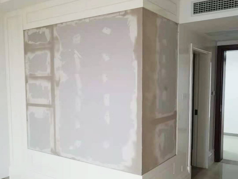 辦公室玻璃封石膏板：玻璃墻面后期做封閉處理，先把需要封閉的地方尺寸在木龍骨上做好好標(biāo)記，然后切割木龍骨、石膏板固定在玻璃周圍，打膠封邊再掛膩子找平，后面就與墻面粉刷差不多了。